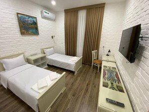 Habitació amb dos llits individuals estàndard | 1 dormitori, escriptori i espai de treball apte per a portàtils 
