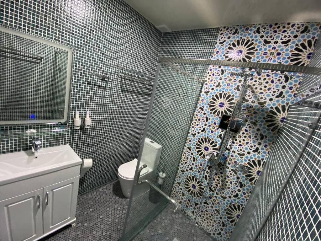 Habitación doble estándar | Baño | Secadora de cabello, pantuflas, toallas, jabón 