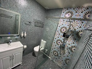 Standaard tweepersoonskamer | Badkamer | Een haardroger, pantoffels, handdoeken, zeep