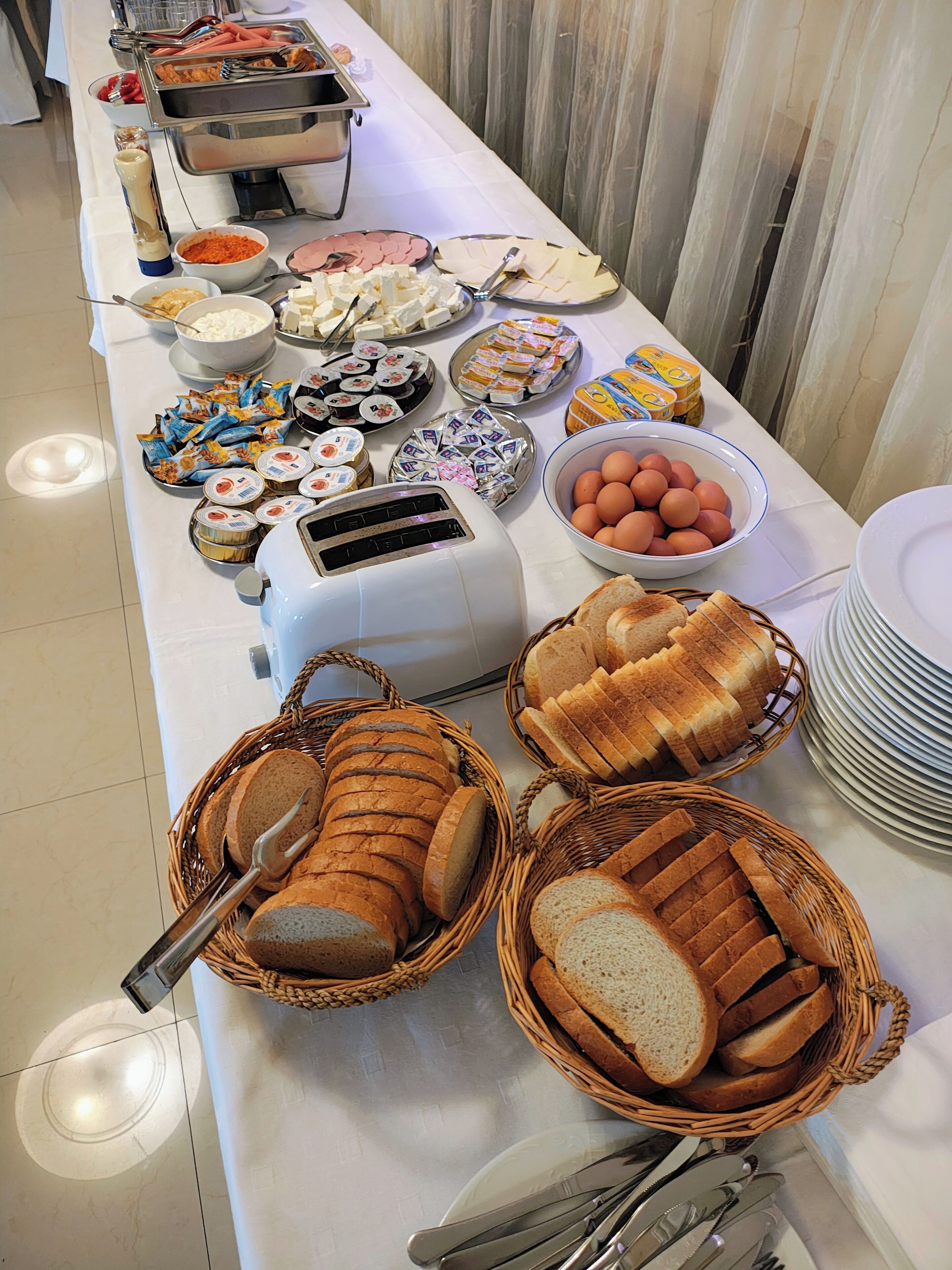 Daily continental breakfast (EUR 5.5 per person)