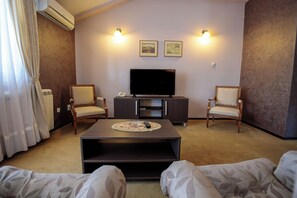 Deluxe Suite, Balcony, Courtyard View | Desk, laptop workspace, blackout curtains, soundproofing - Konak Vukašinović (Belgrade)
