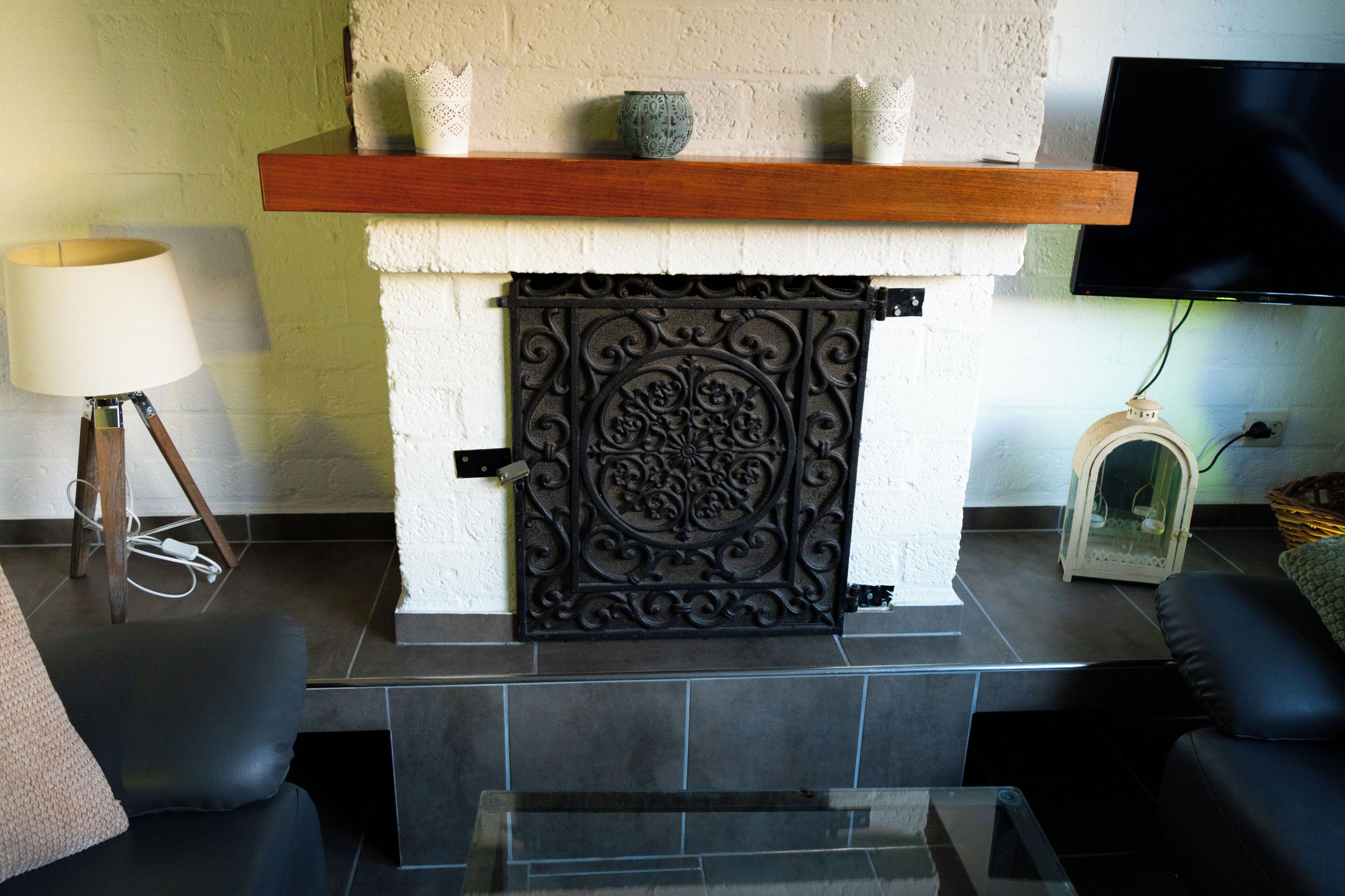 Una televisión, una chimenea