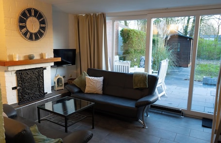 TV, fireplace. Vacation home with terrace in Bruinisse near Renesse for up to 6 people