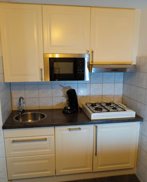 Een koelkast, een microgolfoven, een oven, een kookplaat