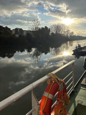 Miscellaneous - Atypical bed and breakfast on our barge in the Camargue.2-person room max. (Arles)