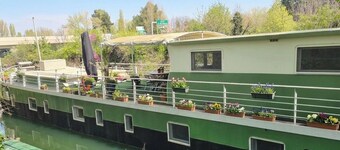 Atypical bed and breakfast on our barge in the Camargue.2-person room max.