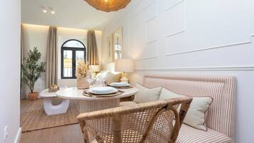 Apartment, Terrasse (1 Bedroom) | Essbereich im Zimmer