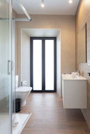 Appartement, 2 slaapkamers, privézwembad | Badkamer | Een douche, gratis toiletartikelen, een haardroger, handdoeken