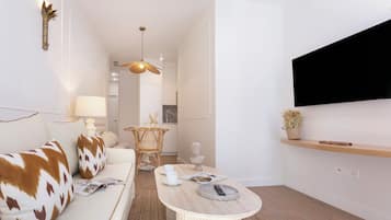 Apartment (1 Bedroom) | Wohnbereich | Smart-TV