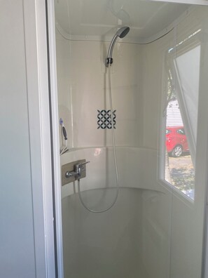 Dusche, Handtücher, Toilettenpapier