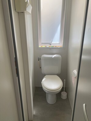 Dusj, håndklær og toalettpapir