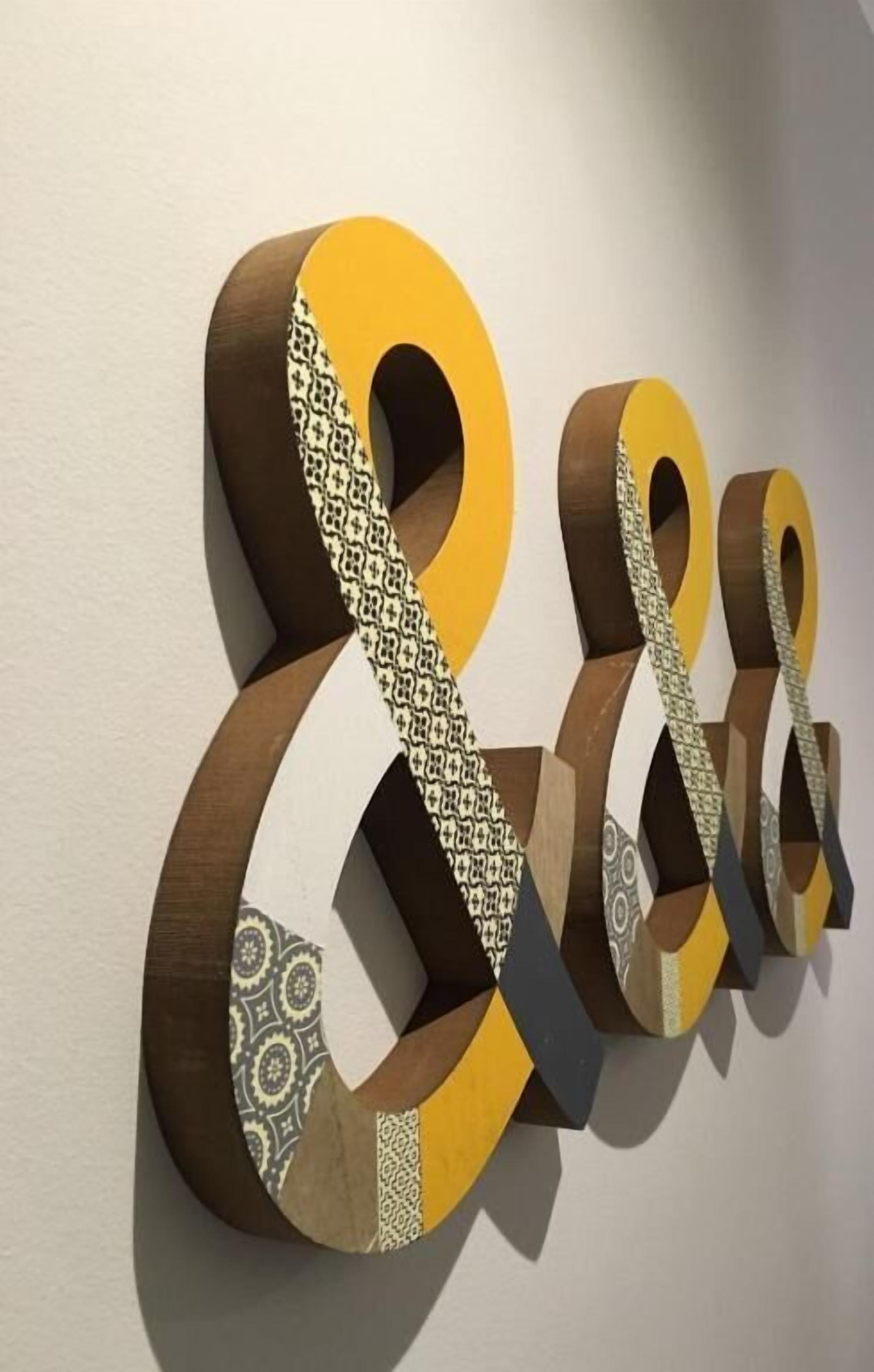 Una obra de arte abstracto en la pared con formas y patrones geométricos.