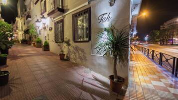 Fassade der Unterkunft – Abend/Nacht