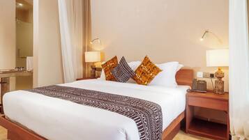 Een kluis op de kamer, een bureau, een laptopwerkplek, gratis wifi