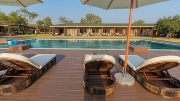 2 buitenzwembaden, parasols voor strand/zwembad