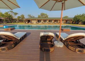 2 szabadtéri medence, napernyők és napozóágyak