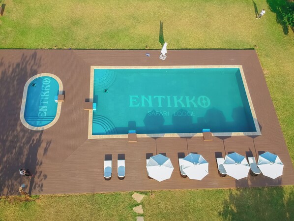 2 szabadtéri medence, napernyők és napozóágyak