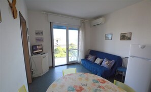 Appartement, 2 chambres, balcon, vue océan | Salle de séjour