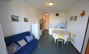 Apartamento, 2 quartos, sacada, vista para o oceano | Sala de jantar