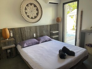 5 bedrooms, in-room safe, desk, iron/ironing board - SUPERB CONTEMPORARY VILLA FOR LUXURY AND RELAXATION FOR 12/13 PEOPLE, WALKING DISTANCE FROM THE BEACH (Sainte Lucie de Porto Vecchio)