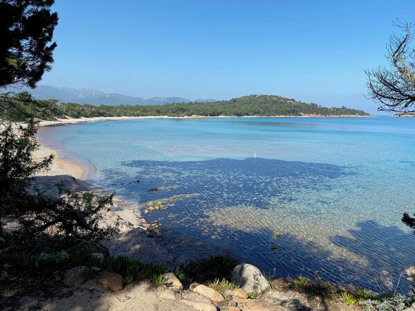 Sun-loungers, beach towels - SUPERB CONTEMPORARY VILLA FOR LUXURY AND RELAXATION FOR 12/13 PEOPLE, WALKING DISTANCE FROM THE BEACH (Sainte Lucie de Porto Vecchio)