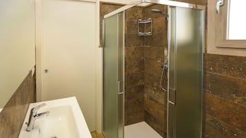 Chambre Double Confort, vue jardin | Salle de bain | Bidet, serviettes fournies, savon, shampoing
