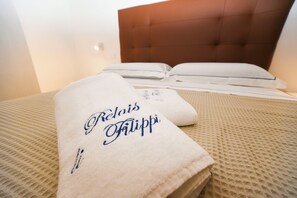 Cortinas blackout, wifi gratis y ropa de cama 