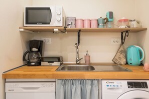 Kylskåp, mikrovågsugn, ugn och diskmaskin