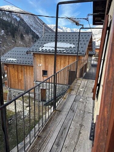 “Location avec vue imprenable sur les montagnes, pour un séjour inoubliable !”