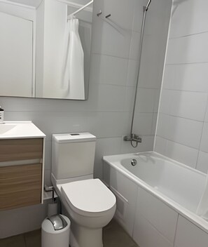 Apartment | Bathroom | Combined shower/tub, hair dryer, towels, soap - Estudio Amelia (Santiago)