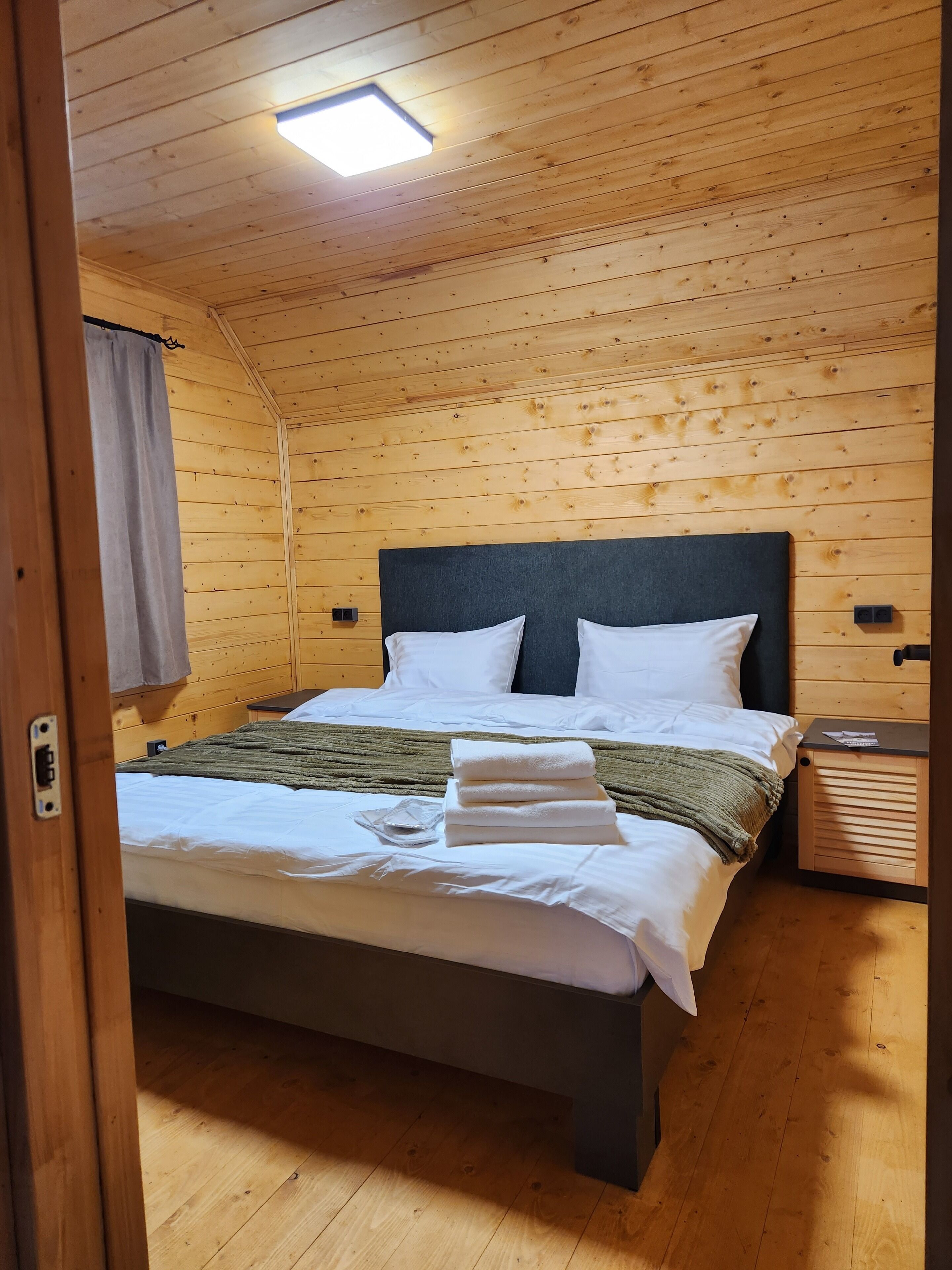 Comfort Cottage, Lanai, Mountain View | 2 bedrooms, desk, laptop workspace, free WiFi