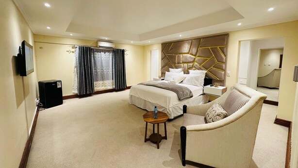 Luxury Suite | Laptop workspace, WiFi (free)
