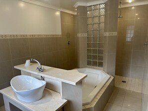 Bañera y ducha independientes, secador de pelo, batas, toallas