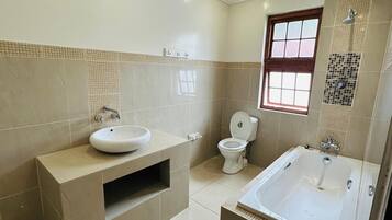 Tina y regadera independientes, secadora de cabello, batas, toallas