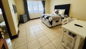 Deluxe Triple Room | Laptop workspace, WiFi (free)
