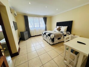 Espacio para trabajar con laptop y wifi gratis