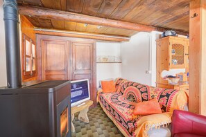 Standaard chalet, meerdere slaapkamers (Rustico Al Museo Bosco Gurin) | Woonruimte | Een 21-inch flatscreentelevisie met kabelzenders