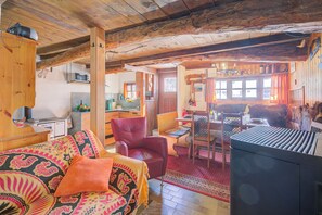 Standaard chalet, meerdere slaapkamers (Rustico Al Museo Bosco Gurin) | Woonruimte | Een 21-inch flatscreentelevisie met kabelzenders
