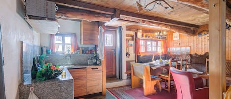Chalet estándar, 3 habitaciones (Rustico Al Museo Bosco Gurin) | Cocina privada | Refrigerador, horno, parrilla de estufa y lavavajillas