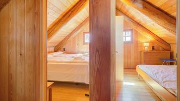 3 kamar tidur, setrika/meja setrika, Wi-Fi gratis, dan seprai linen