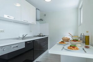 Family Studio, Sea View, Mountainside (Romantični Studio ob Morju Koper) | Private kitchen