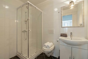 Family Studio, Sea View, Mountainside (Romantični Studio ob Morju Koper) | Bathroom | Shower, towels, soap, shampoo