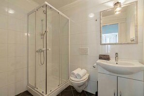 Family Studio, Sea View, Mountainside (Romantični Studio ob Morju Koper) | Bathroom