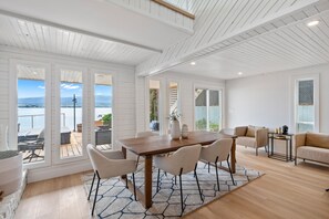 4 bedrooms - Lakeside Tranquility (West Kelowna)