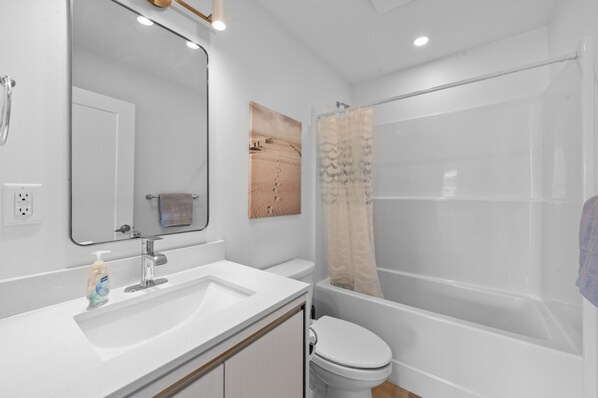 Room - Lakeside Tranquility (West Kelowna)