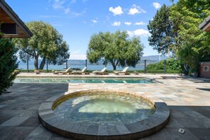 House | 5 bedrooms - Waterfront Grandeur in Kelowna (Kelowna)