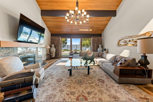 Waterfront Grandeur in Kelowna