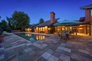 House - Waterfront Grandeur in Kelowna (Kelowna)