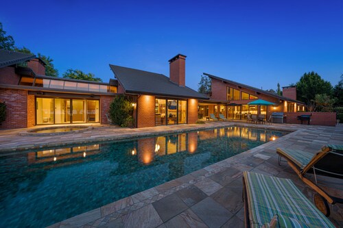 Waterfront Grandeur in Kelowna