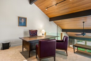 House - Waterfront Grandeur in Kelowna (Kelowna)